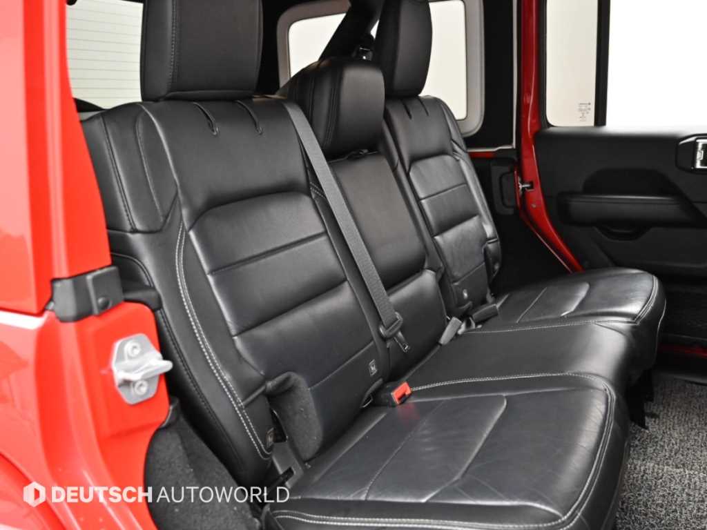 Jeep Wrangler — photo 12