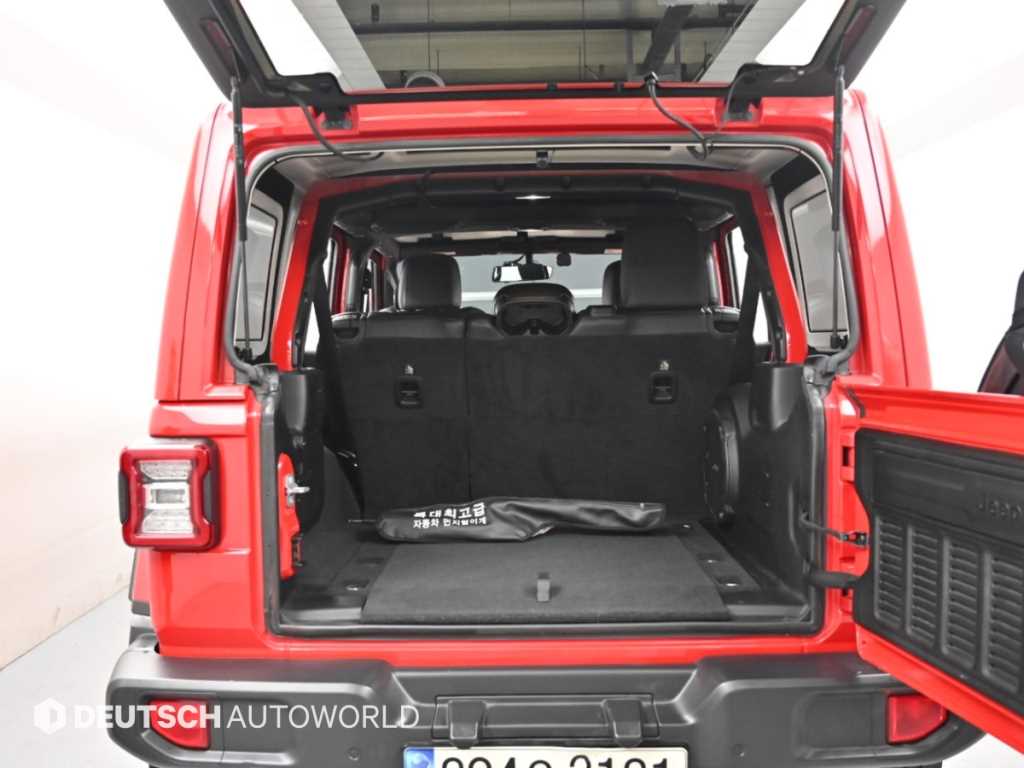 Jeep Wrangler — photo 18