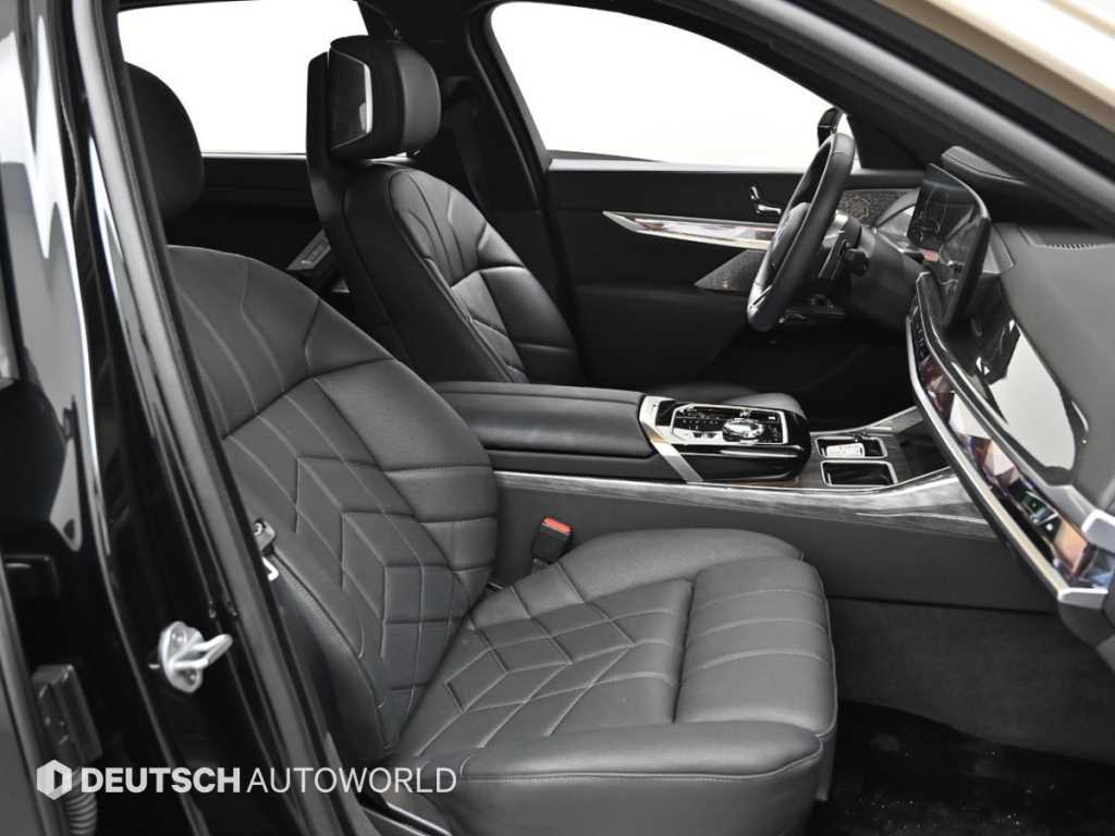 BMW 7-Series — photo 10