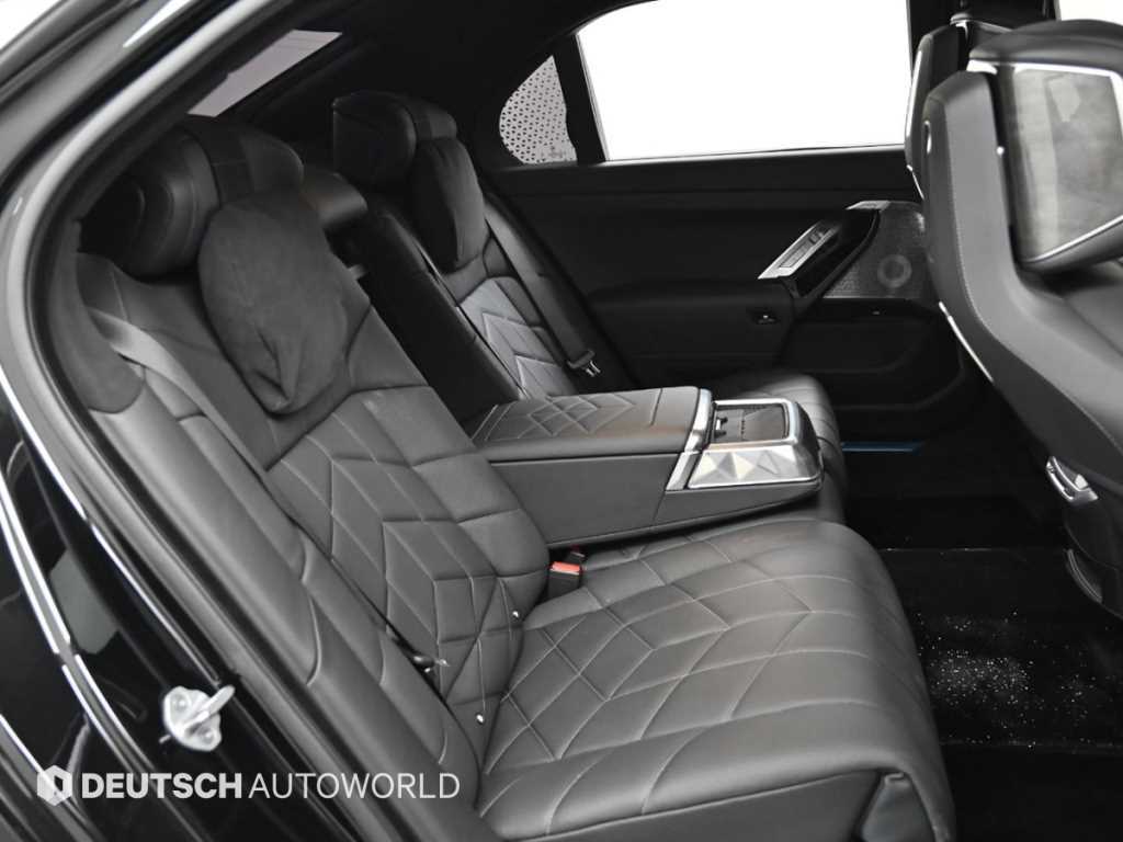 BMW 7-Series — photo 12