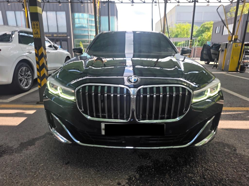 BMW 7-Series — photo 02