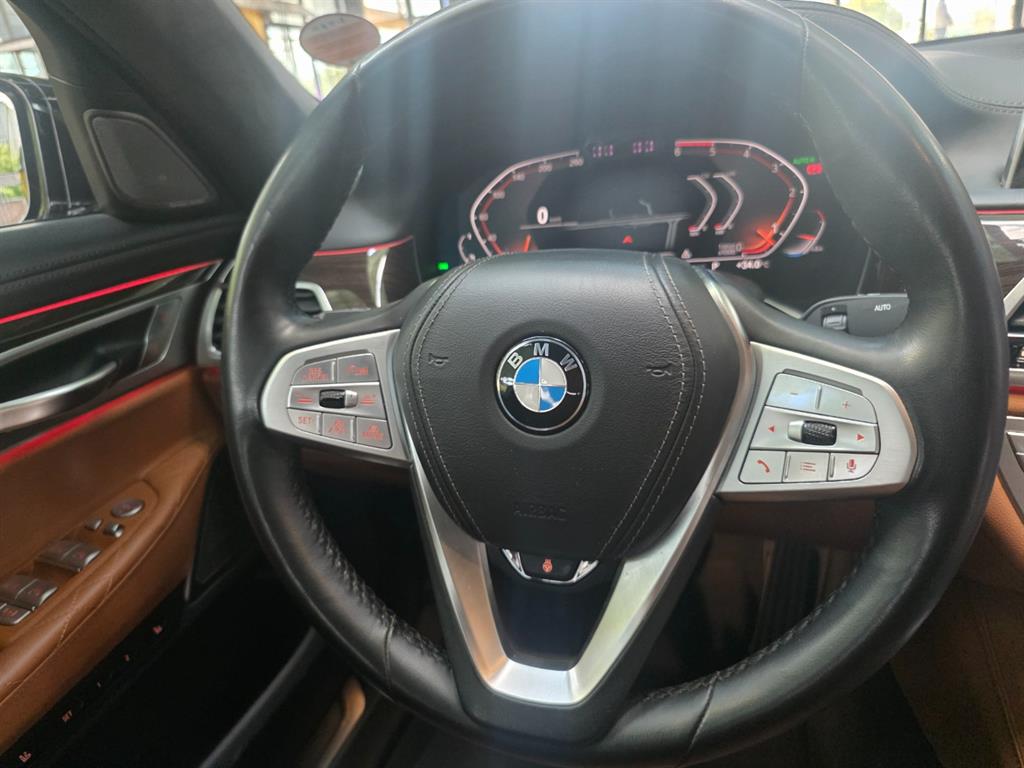 BMW 7-Series — photo 14