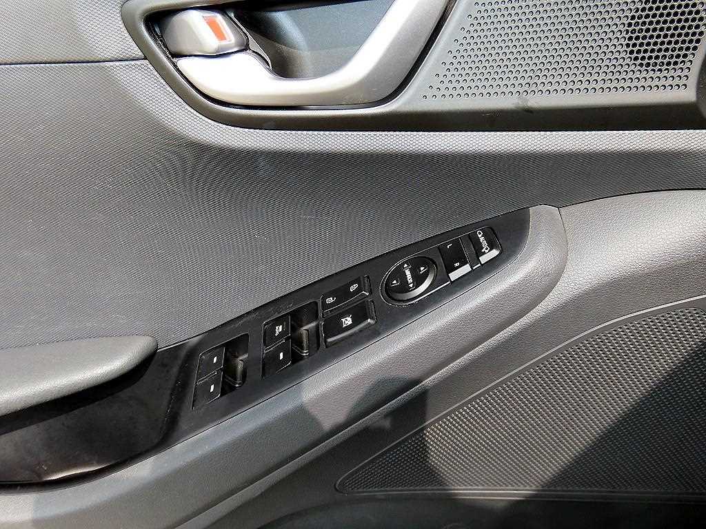 Hyundai Ioniq — photo 11