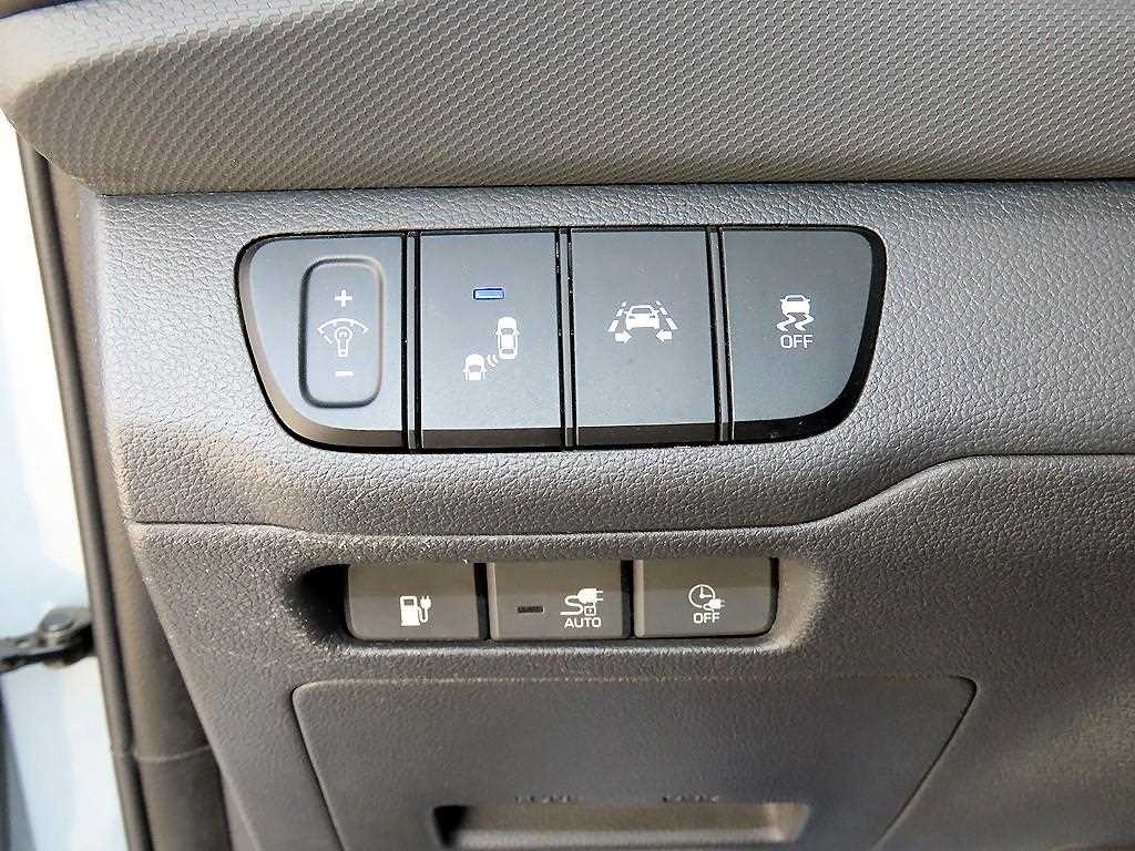 Hyundai Ioniq — photo 12