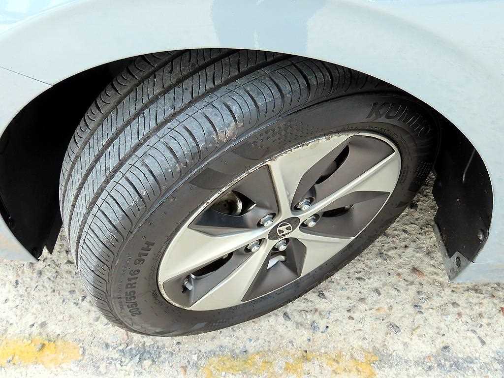 Hyundai Ioniq — photo 20
