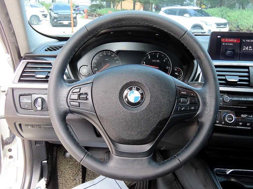 BMW 3-Series — photo 08