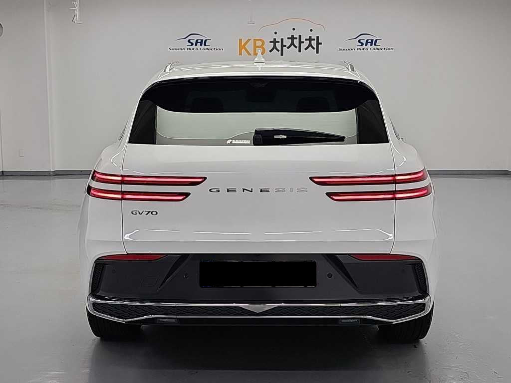 Genesis GV70 — photo 03