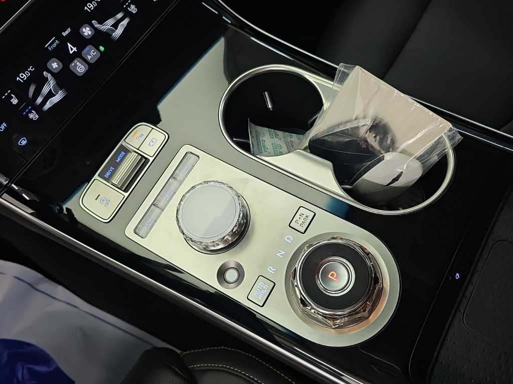 Genesis GV70 — photo 08