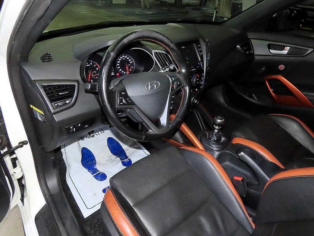 Hyundai Veloster — photo 10