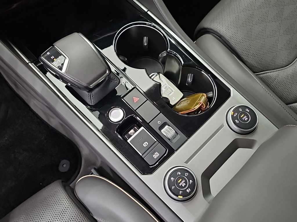 Volkswagen Touareg — photo 08