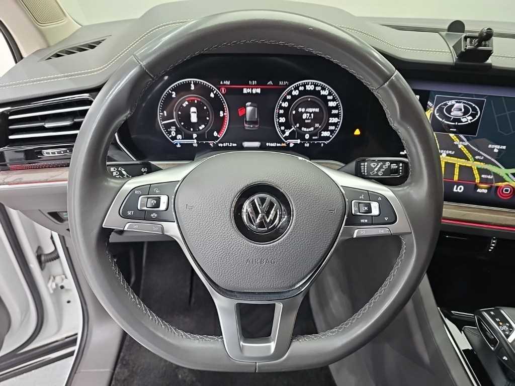 Volkswagen Touareg — photo 09