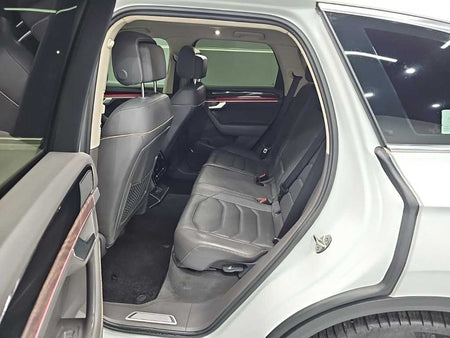 Volkswagen Touareg — photo 12