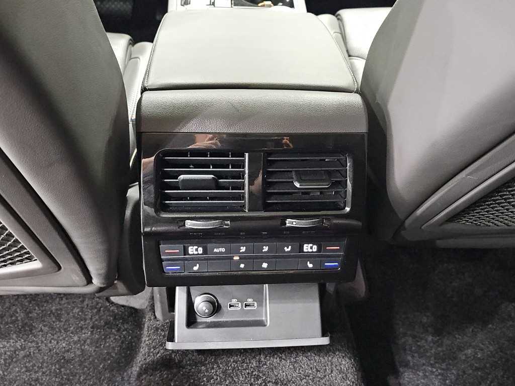 Volkswagen Touareg — photo 13