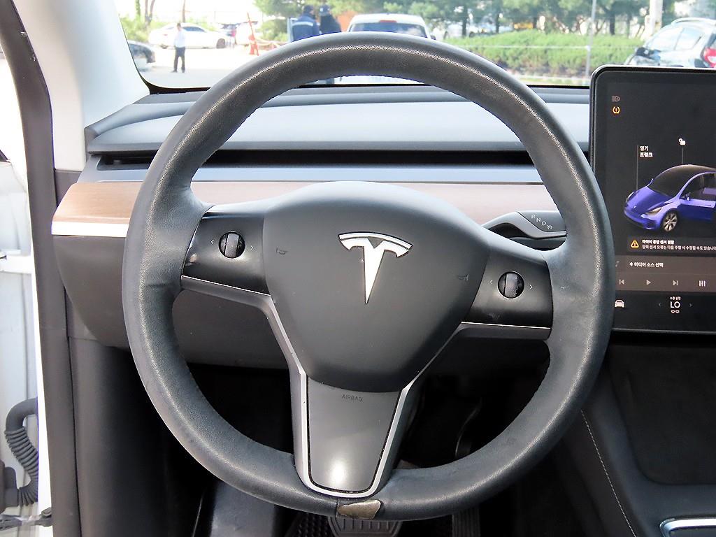 Tesla Model Y — photo 08