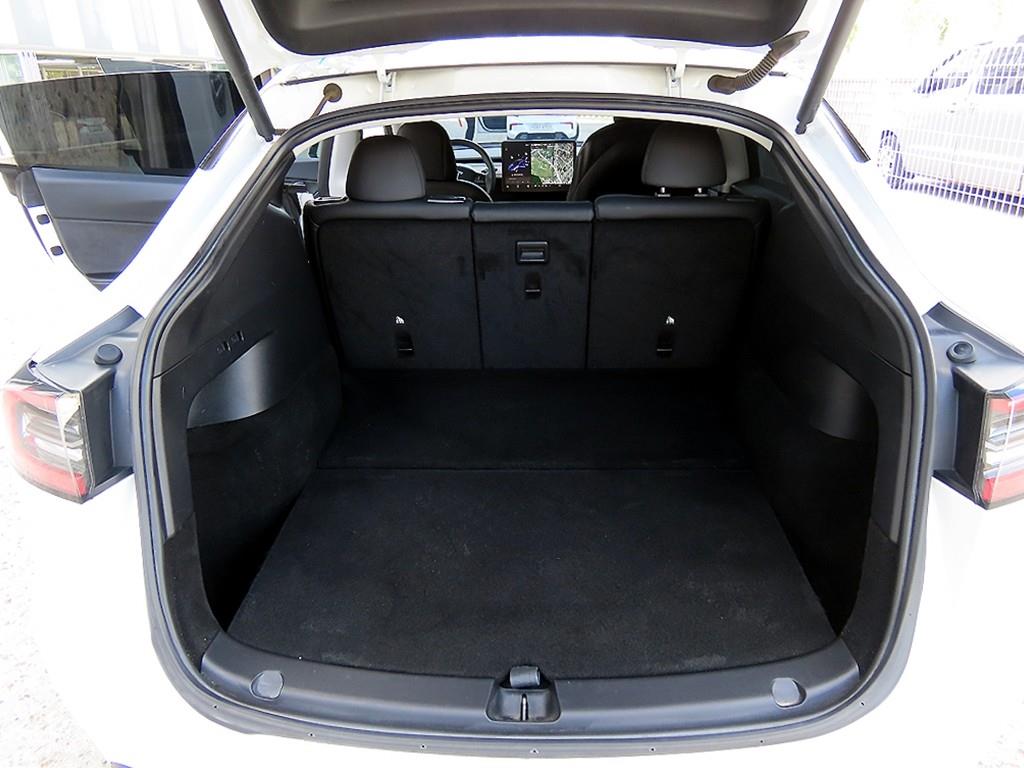 Tesla Model Y — photo 17