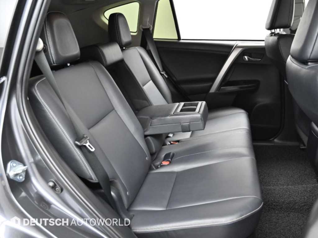 Toyota RAV4 — photo 12