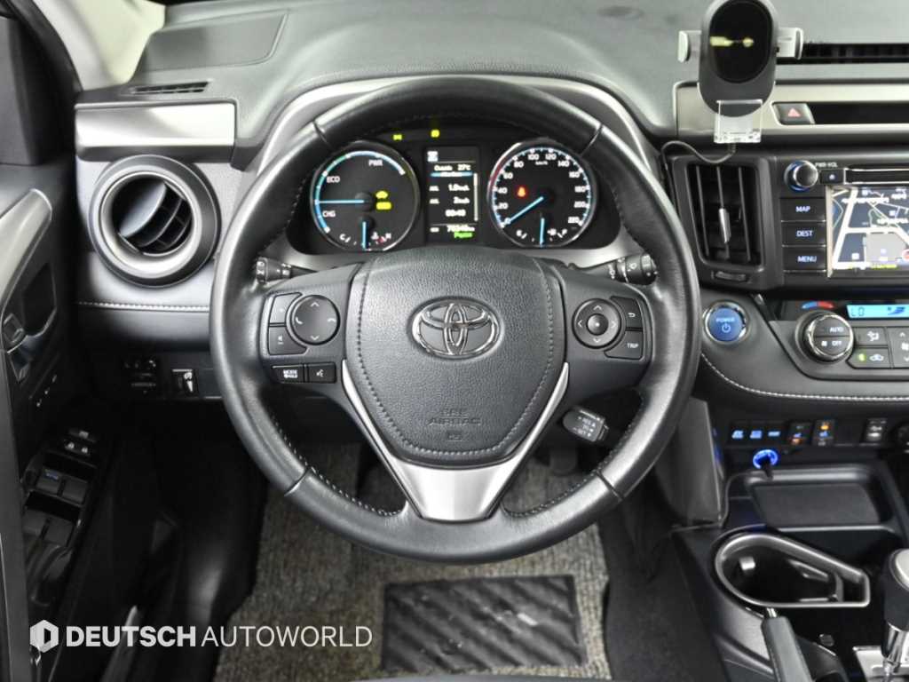 Toyota RAV4 — photo 13