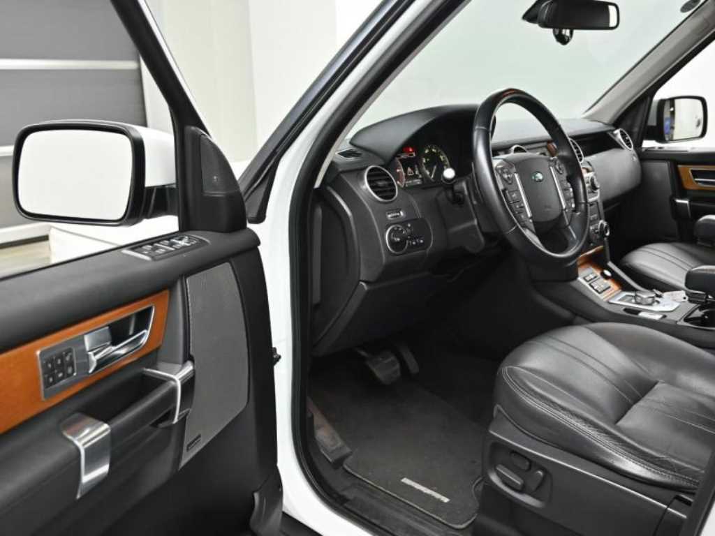 Land Rover Discovery — photo 11