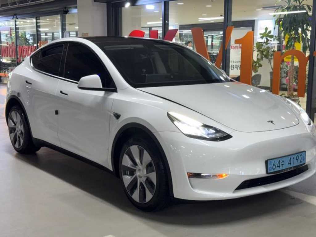 Tesla Model Y — photo 01
