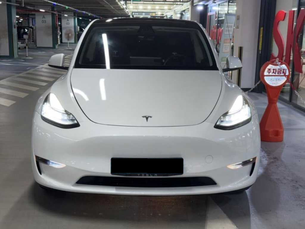 Tesla Model Y — photo 02
