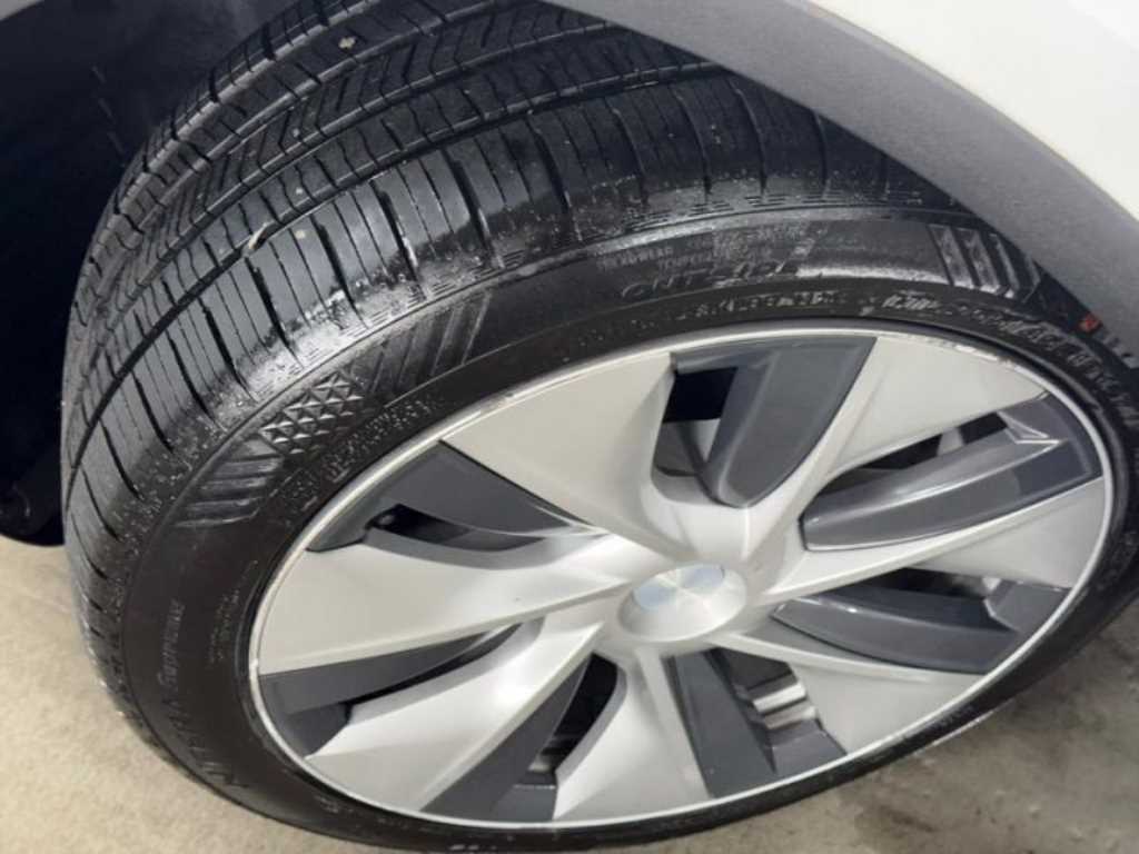 Tesla Model Y — photo 19