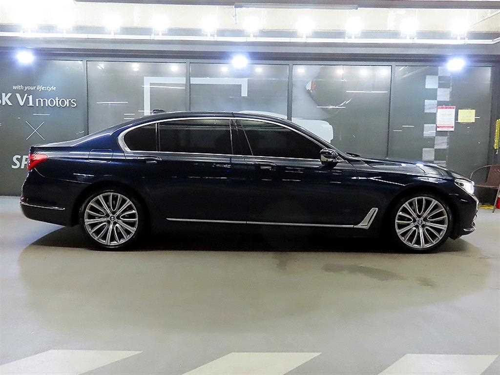 BMW 7-Series — photo 03