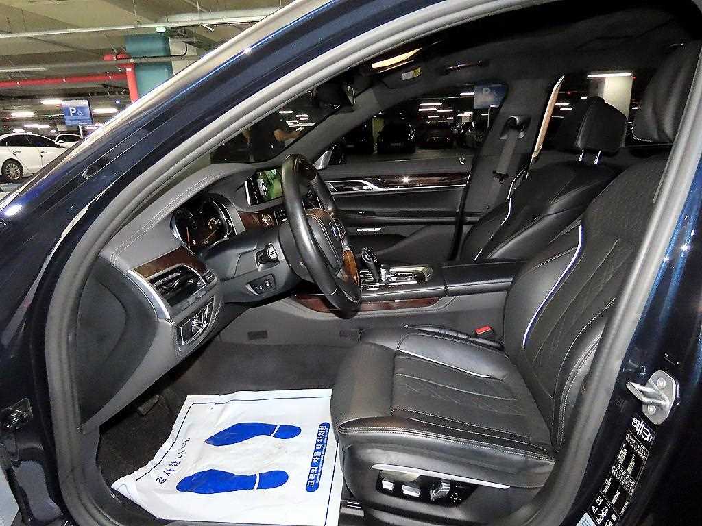 BMW 7-Series — photo 06