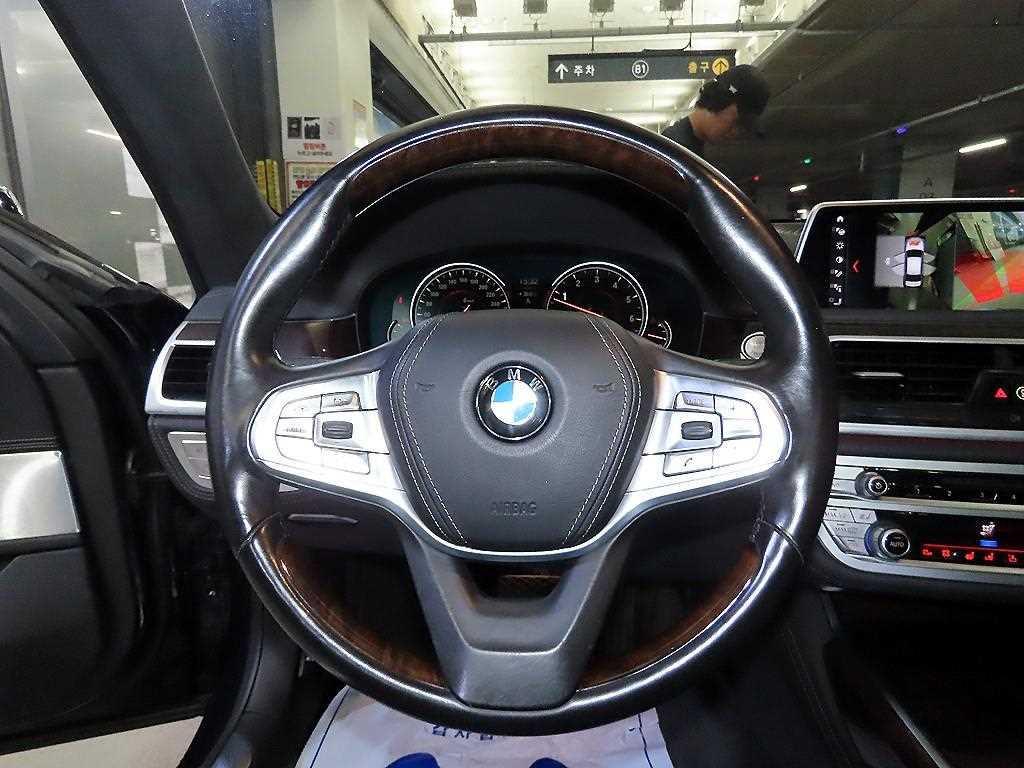 BMW 7-Series — photo 08