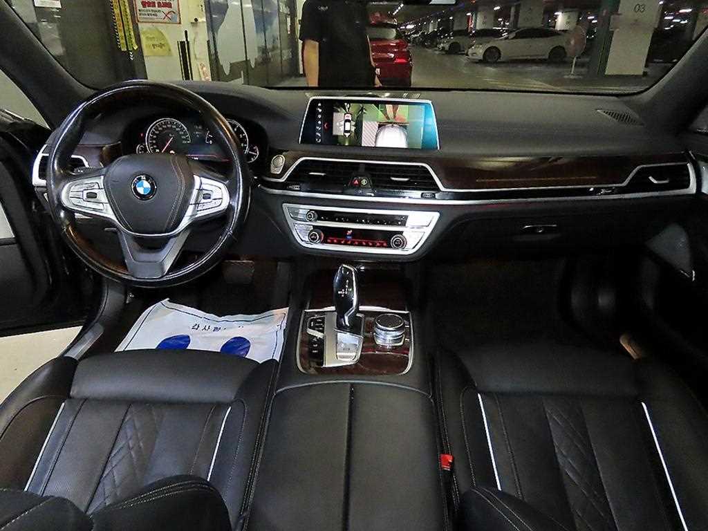 BMW 7-Series — photo 10