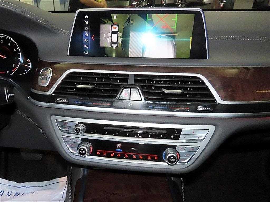 BMW 7-Series — photo 11