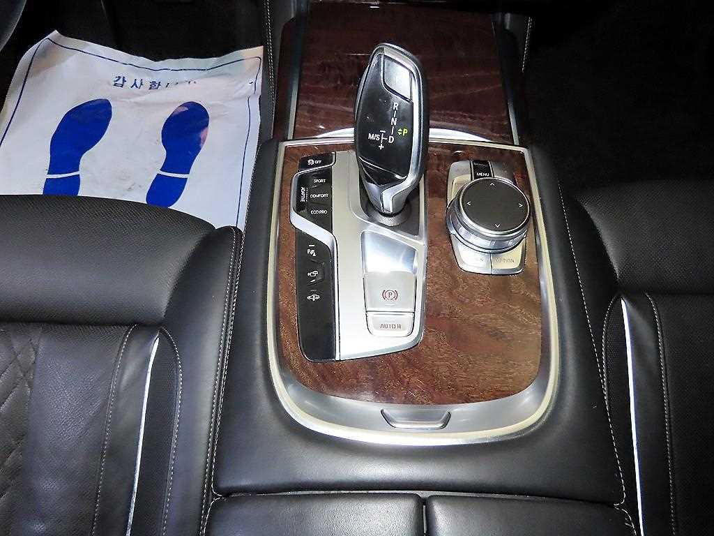 BMW 7-Series — photo 12