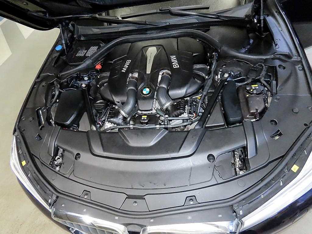BMW 7-Series — photo 19