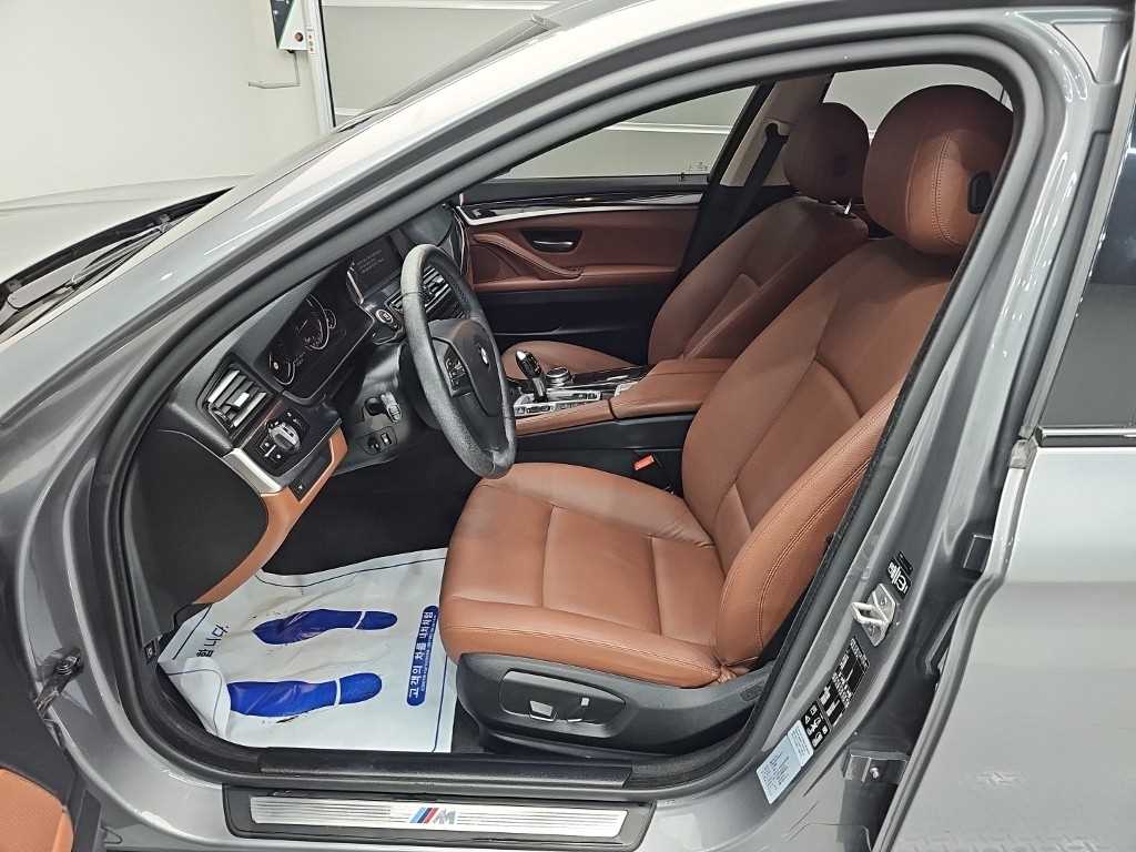 BMW 5-Series — photo 11