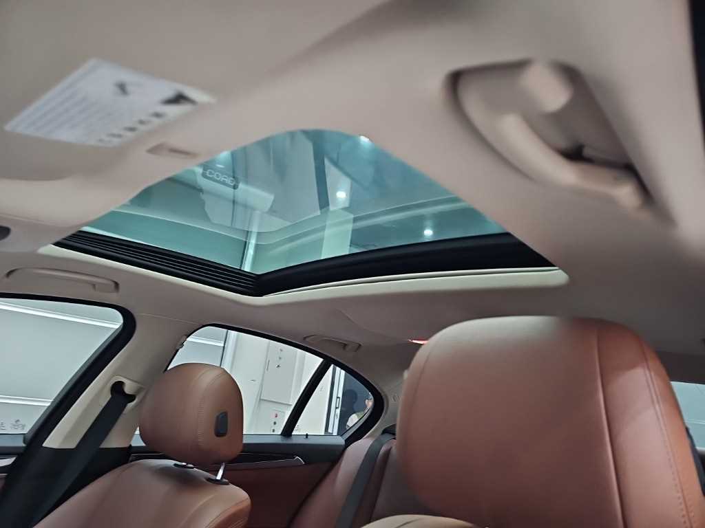BMW 5-Series — photo 14