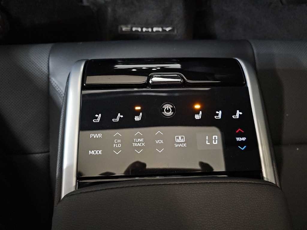 Toyota Camry — photo 14