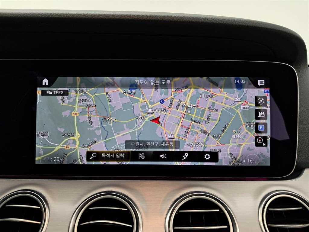 Mercedes-Benz E-Class — photo 09