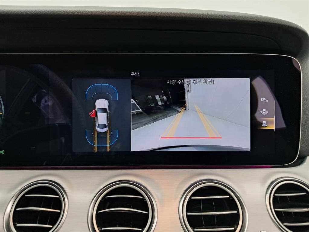 Mercedes-Benz E-Class — photo 10