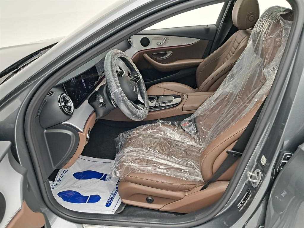 Mercedes-Benz E-Class — photo 11