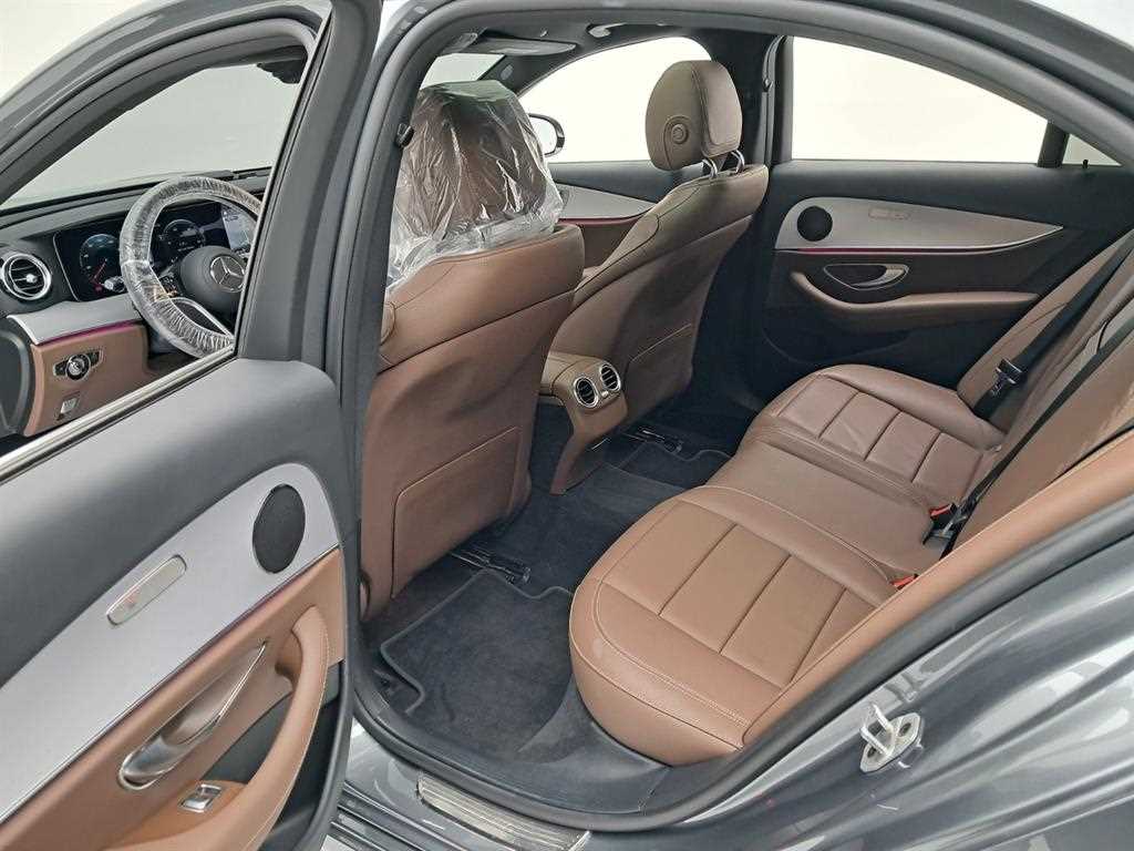 Mercedes-Benz E-Class — photo 12