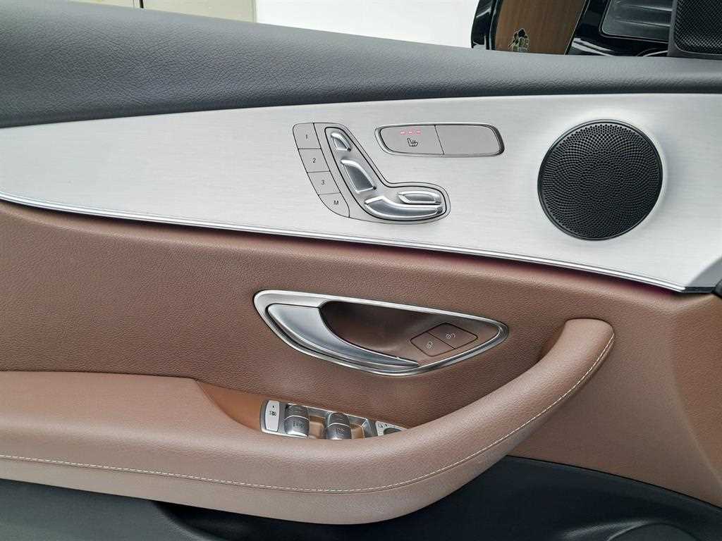 Mercedes-Benz E-Class — photo 13