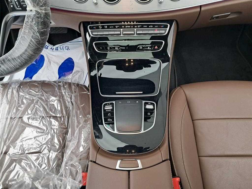 Mercedes-Benz E-Class — photo 14