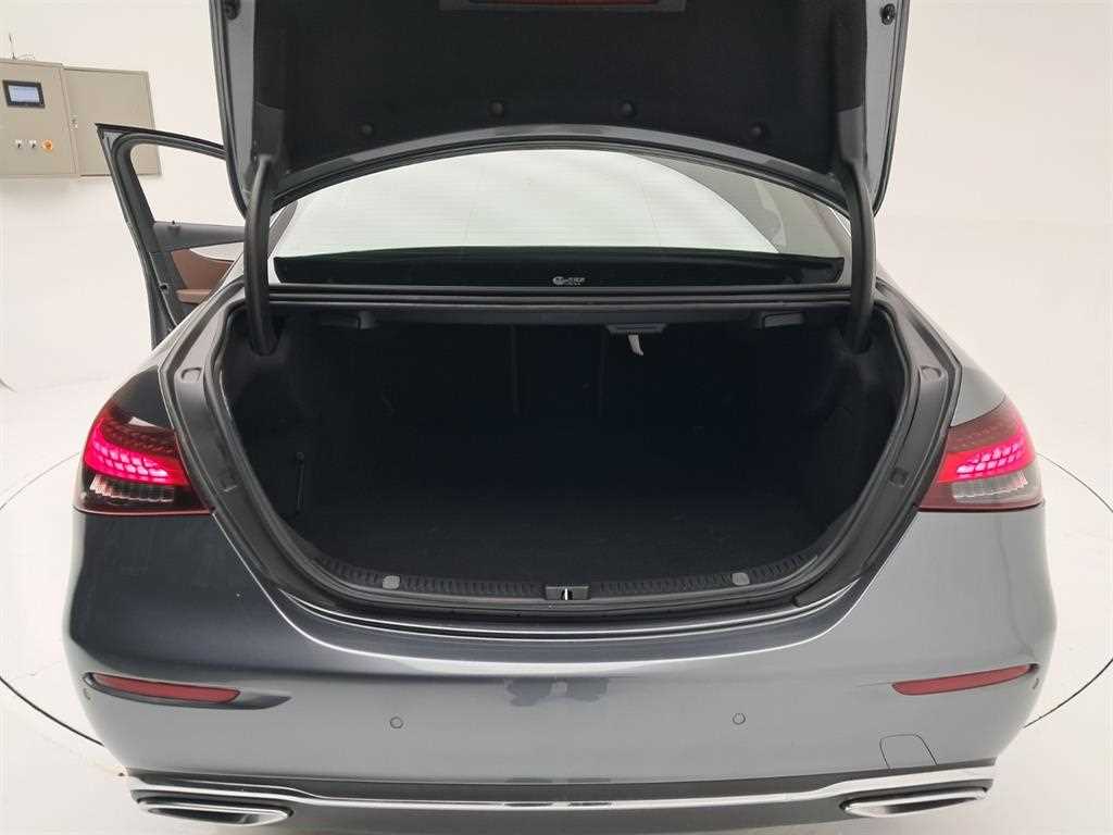 Mercedes-Benz E-Class — photo 18