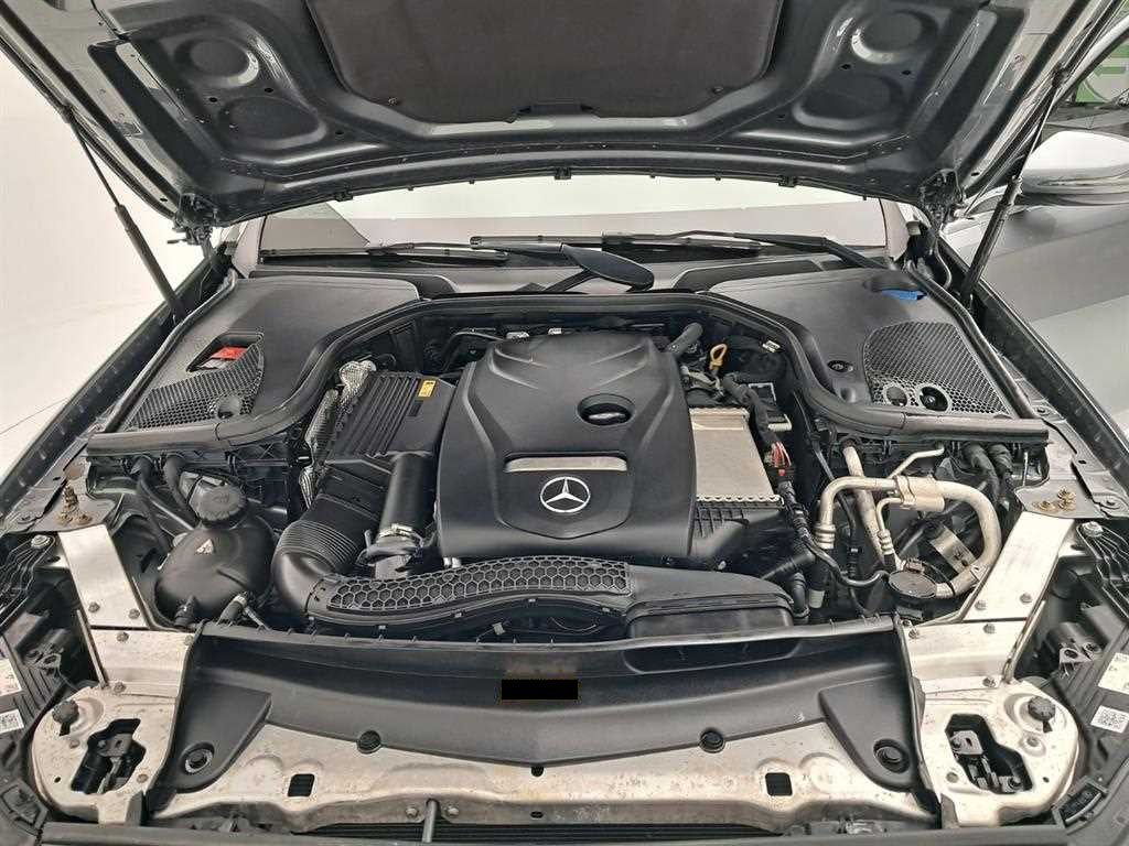 Mercedes-Benz E-Class — photo 19