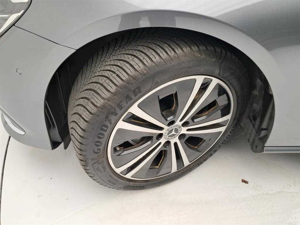 Mercedes-Benz E-Class — photo 20