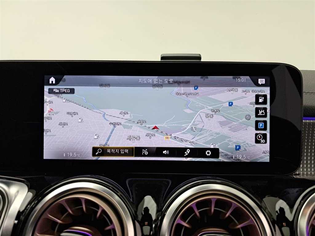 Mercedes-Benz EQB — photo 09