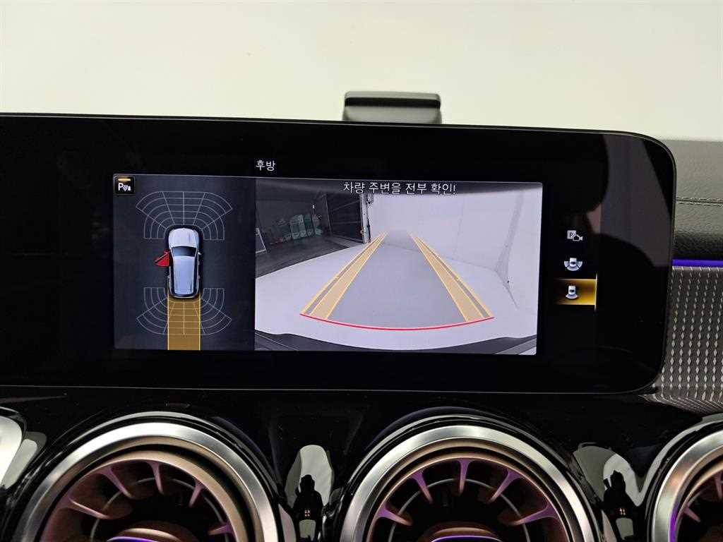 Mercedes-Benz EQB — photo 10