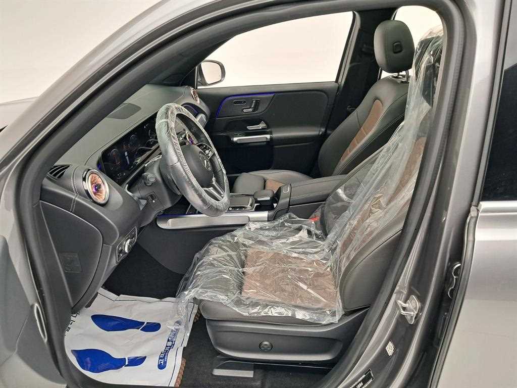 Mercedes-Benz EQB — photo 11