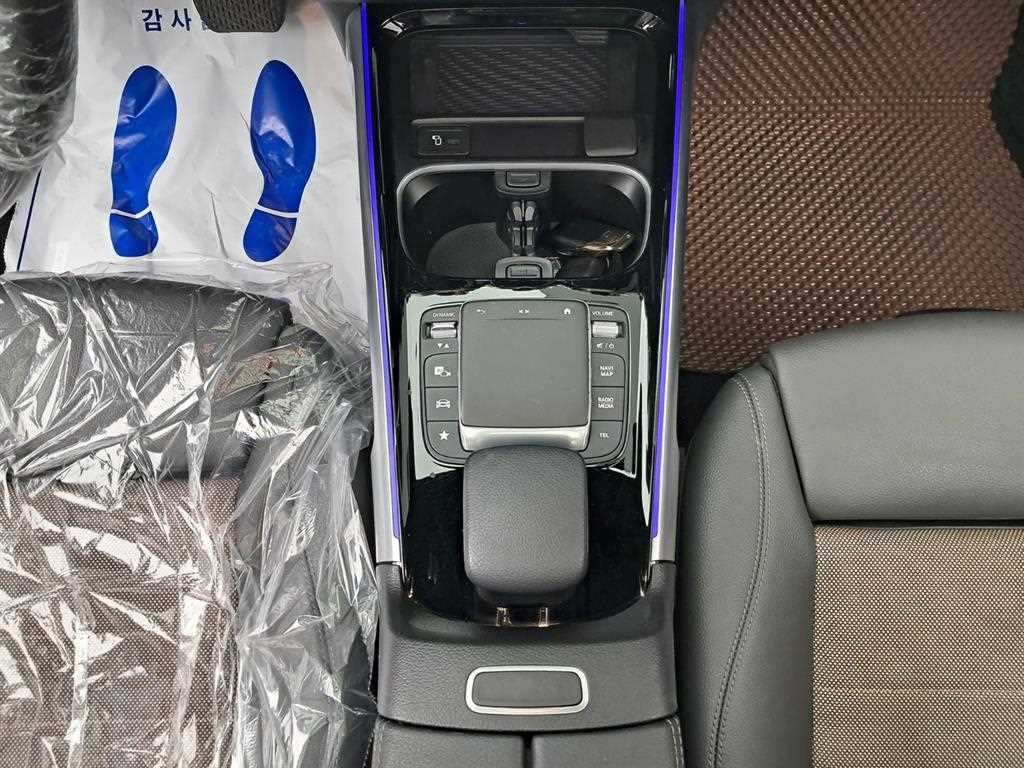 Mercedes-Benz EQB — photo 14