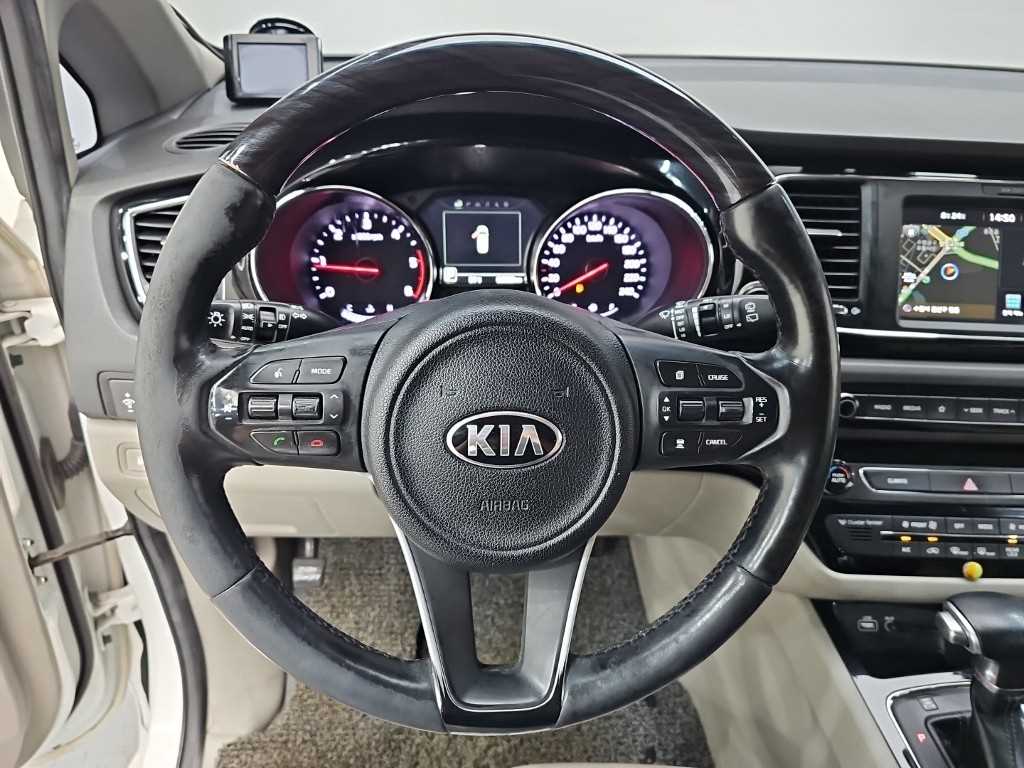Kia Carnival — photo 09