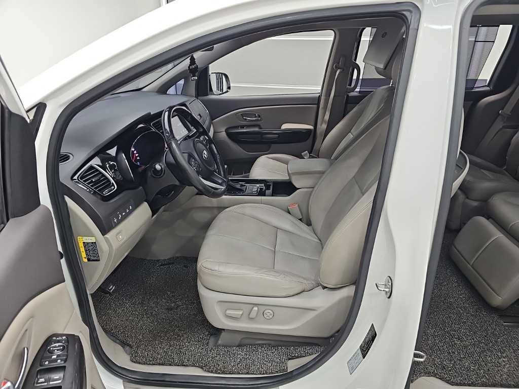 Kia Carnival — photo 11